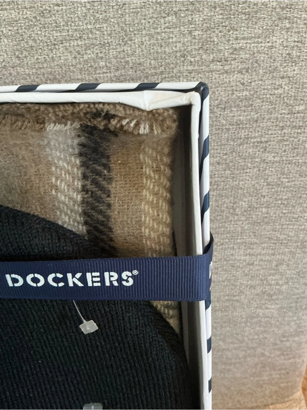 847 NWT Dockers Men’s Black Beanie & Scarf Gift Set